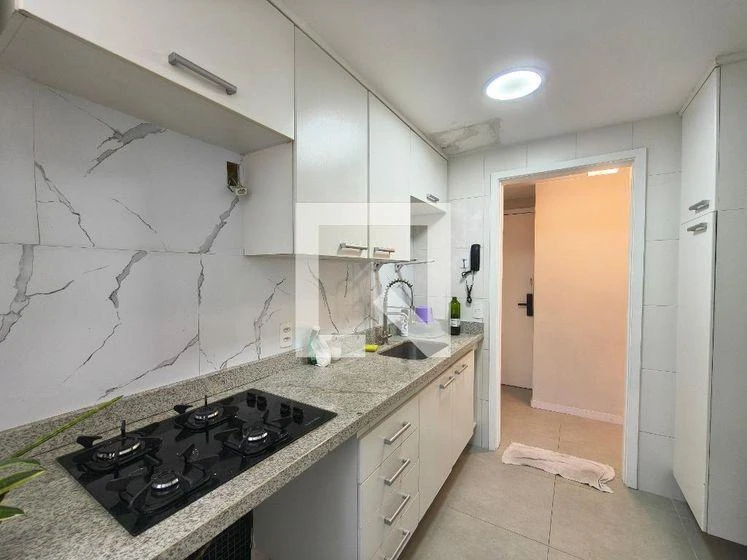 3-bedroom apartment with a glass-enclosed balcony — photo 4