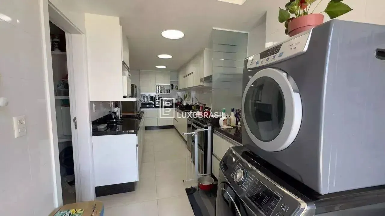 Furnished 3-bedroom apartment with 4 bathrooms and 330 m² — photo 6