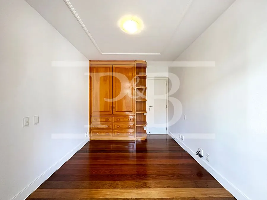 300 m² apartment with 4 bedrooms and 4 parking spots — photo 11