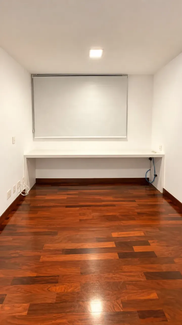 Wood or laminate floors in a 4-bedroom apartment, 260 m² — photo 11