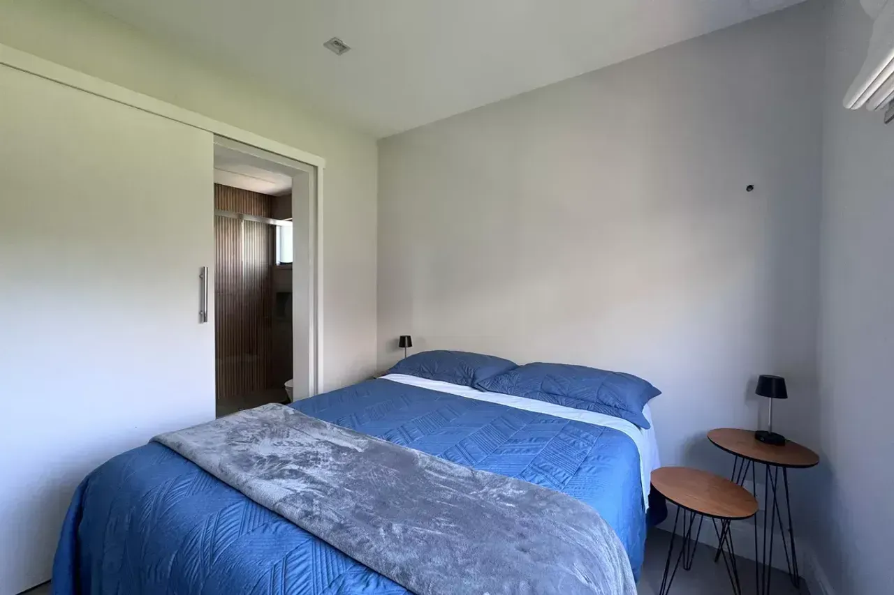 Casa de 4 dormitorios con ventanales de piso a techo — photo 24
