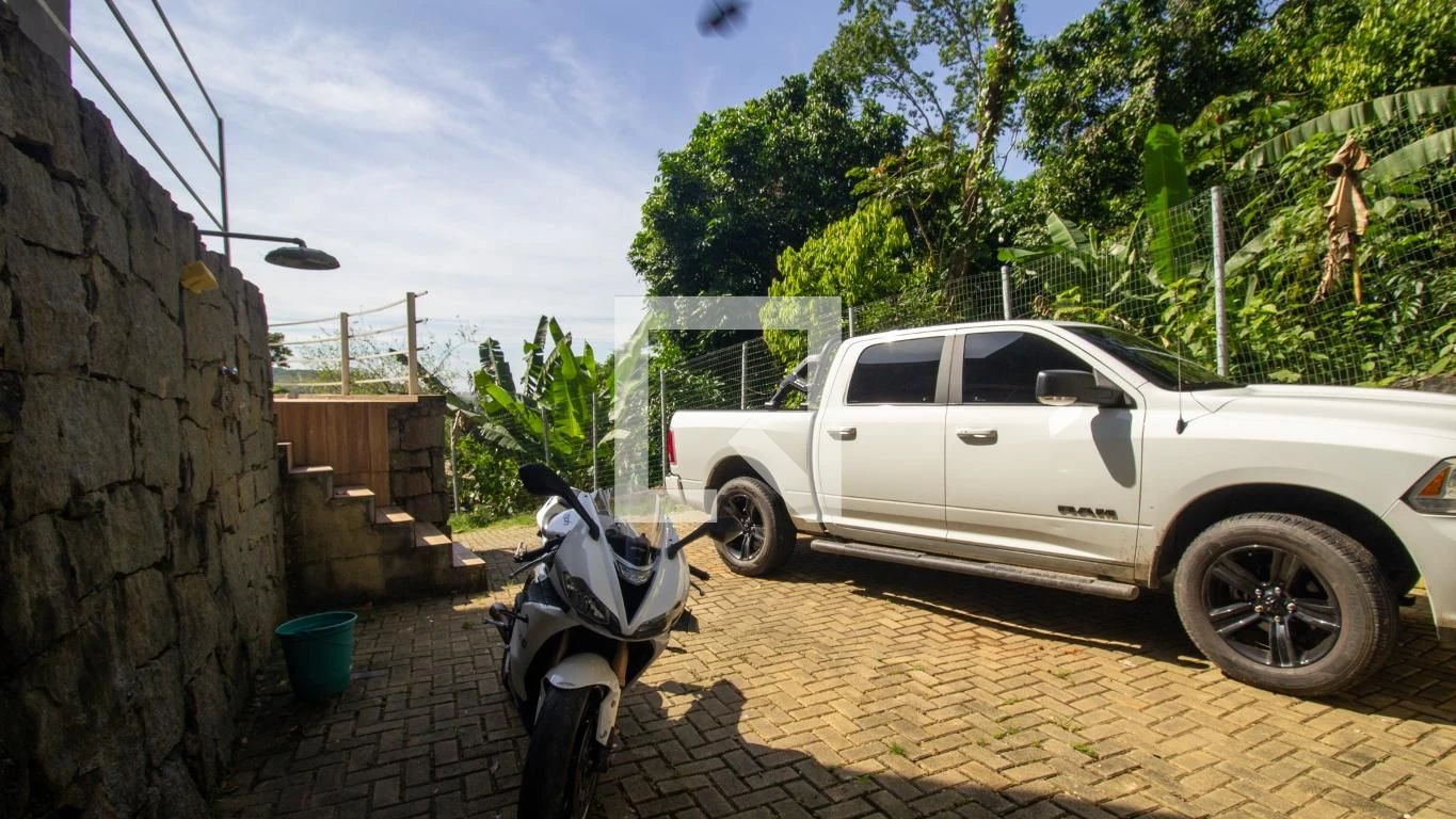 Furnished house with 5 bedrooms and 6 parking spaces — photo 41