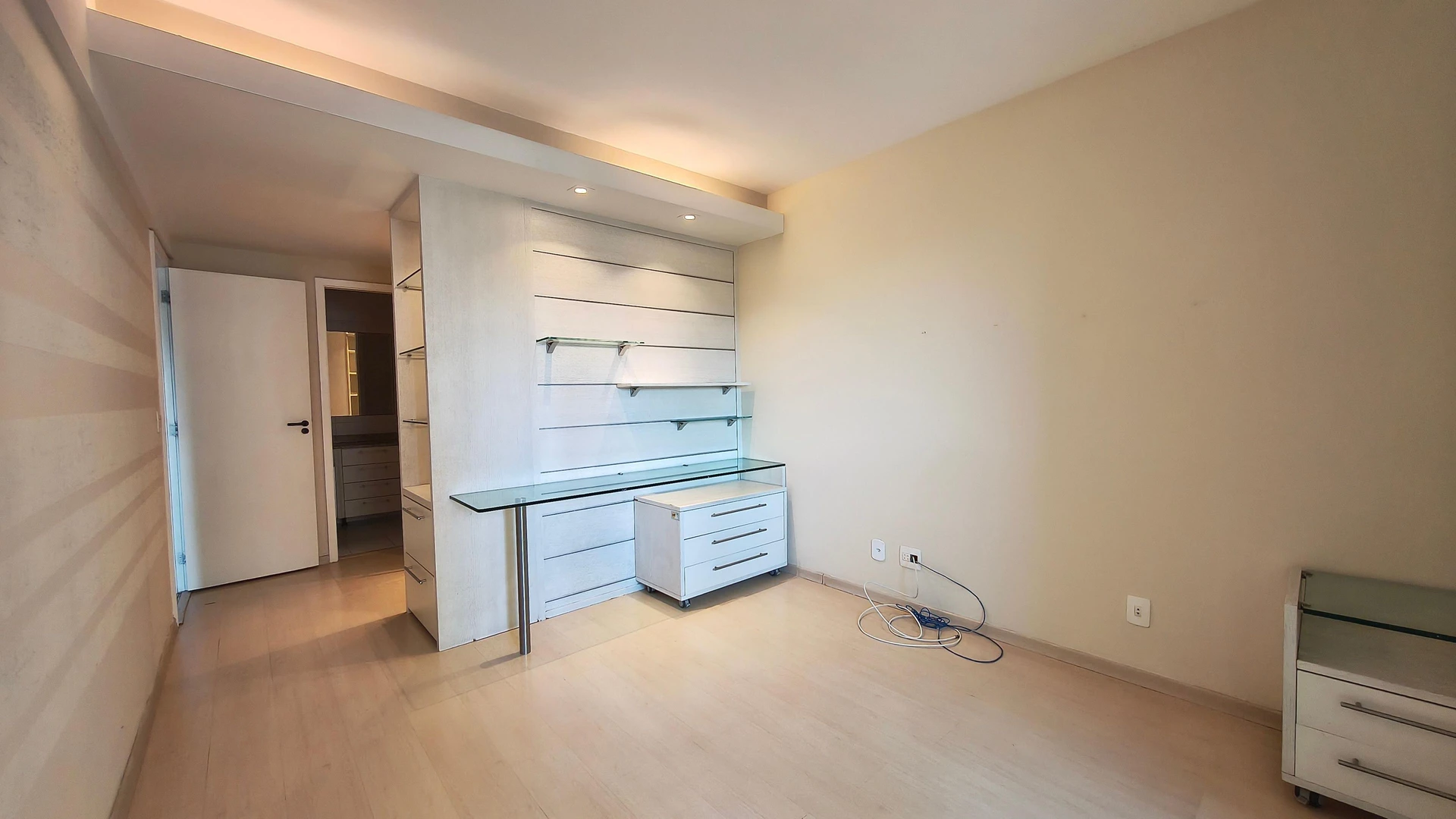 Rent-ready 2-bedroom apartment with balcony — photo 18