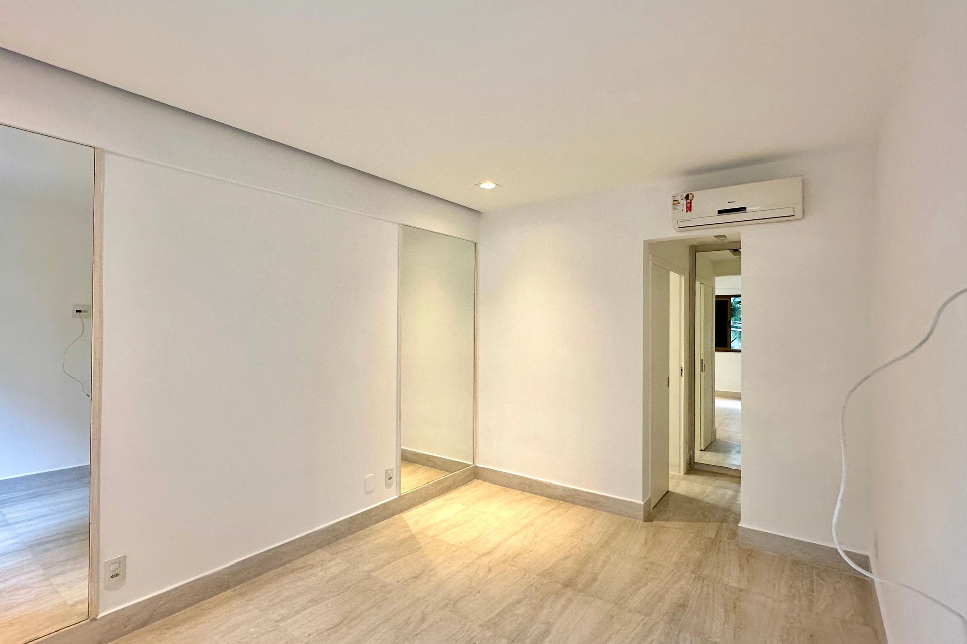 Unfurnished apartment with 2 suites and a balcony — photo 20