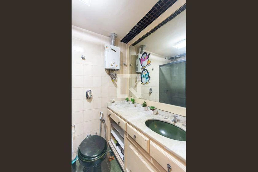 Furnished 3-bedroom apartment with suite and balcony — photo 49