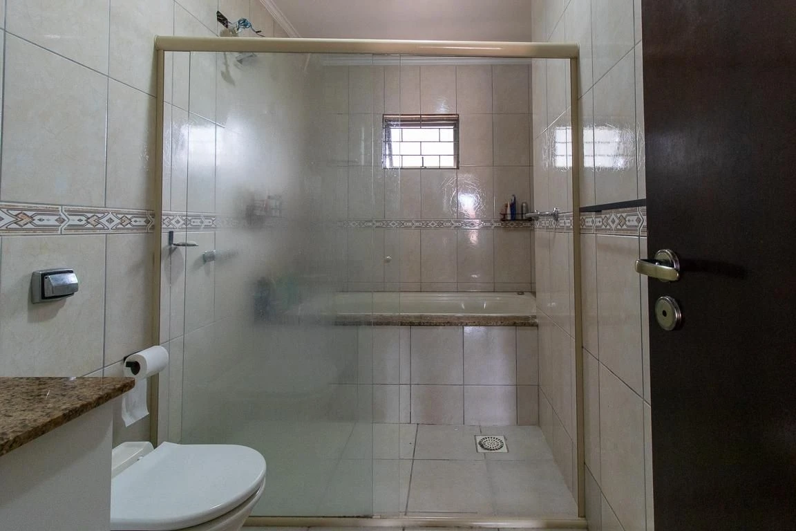 3-bedroom house with a bathtub in Curitiba — photo 45