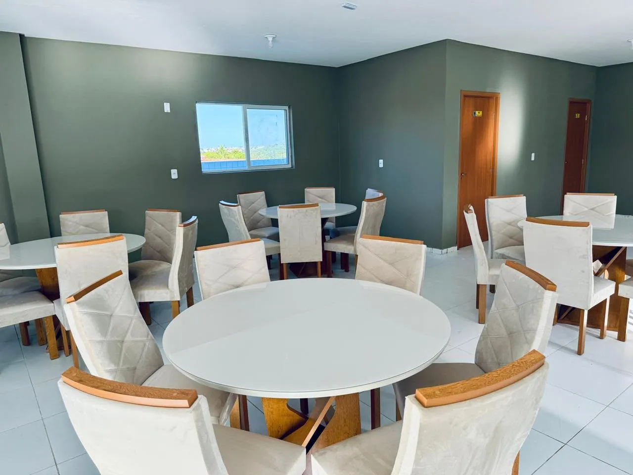 2-bedroom apartment in a building with a gym — photo 11
