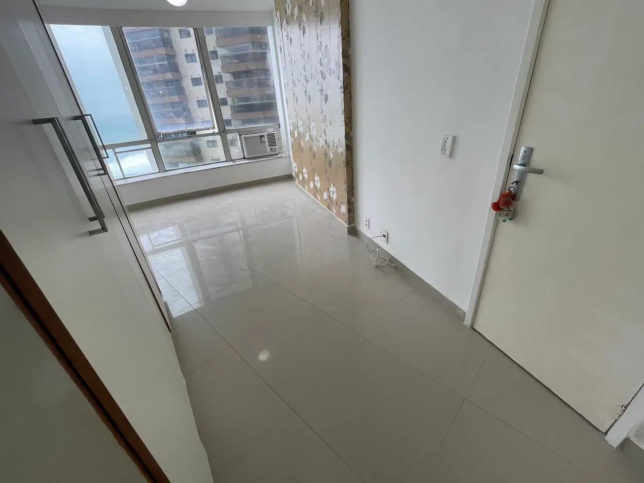 Unfurnished apartment with floor to ceiling windows — photo 21