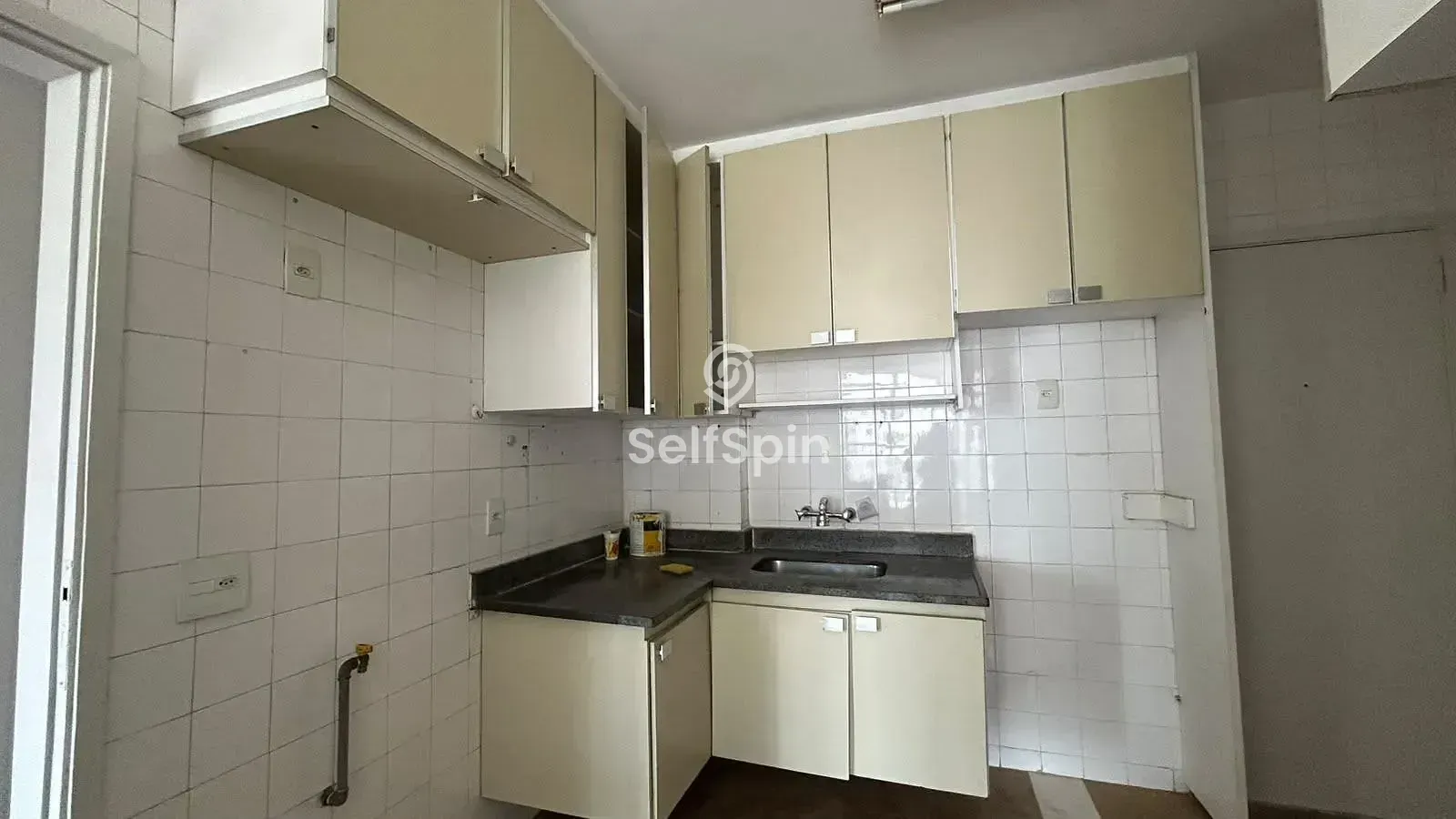 Wood or laminate floors in a 4-bedroom apartment, 114 m² — photo 9