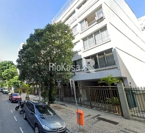 Wood or laminate floors in a 3-bedroom apartment, 85 m² — photo 23