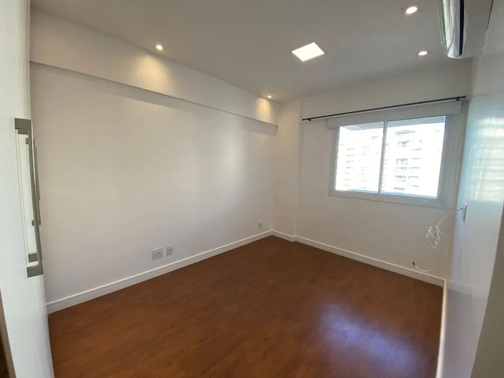 Glass-enclosed balcony in a 3-bedroom apartment, 84 m² — photo 13