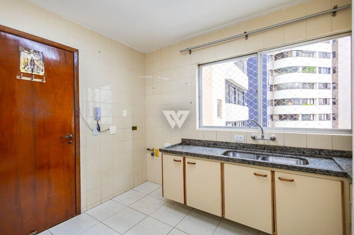 Apartment with wood floors, 4 bedrooms and glass balcony — photo 23