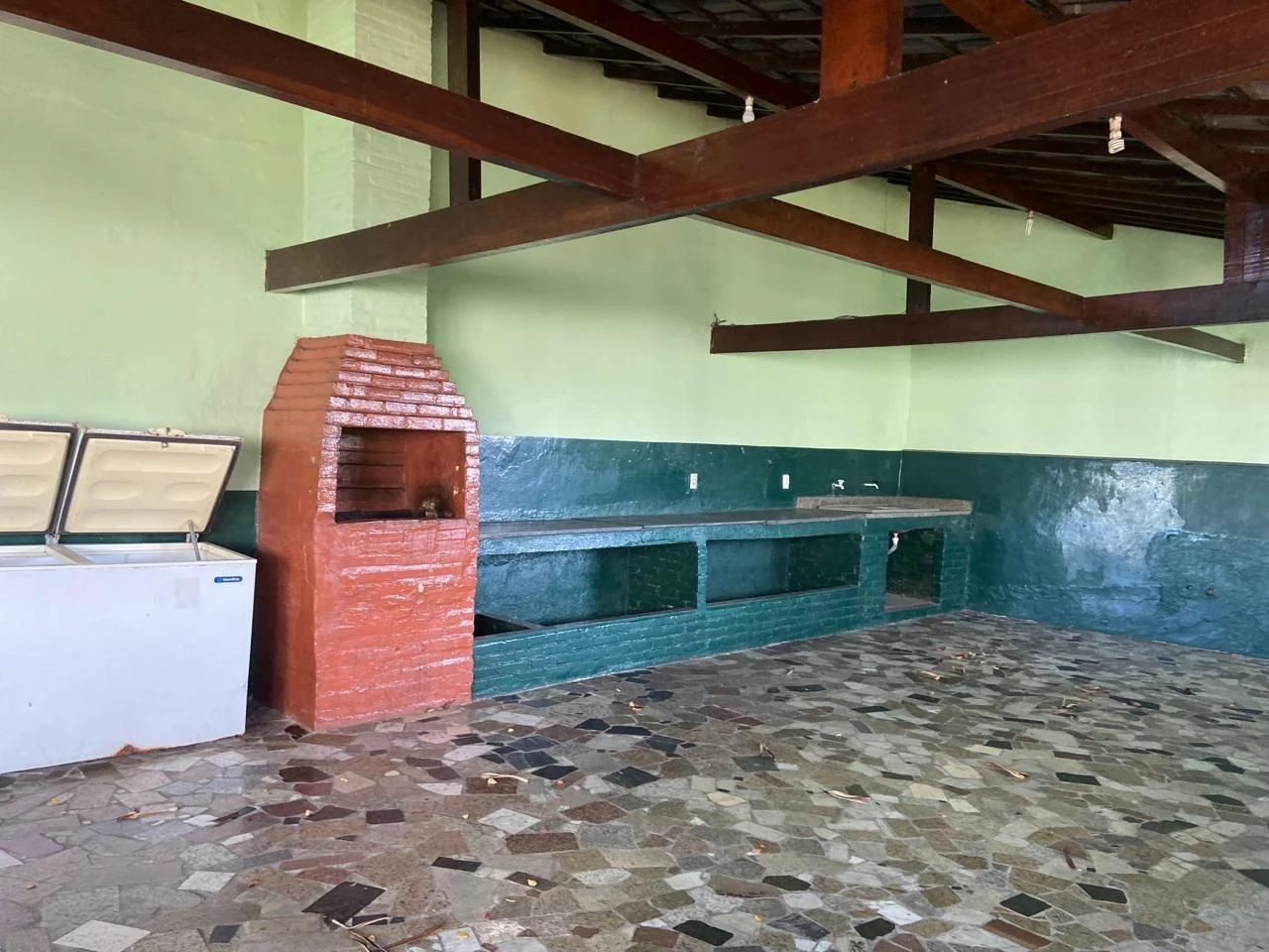 Unfurnished 2-bedroom apartment with a separate kitchen — photo 28