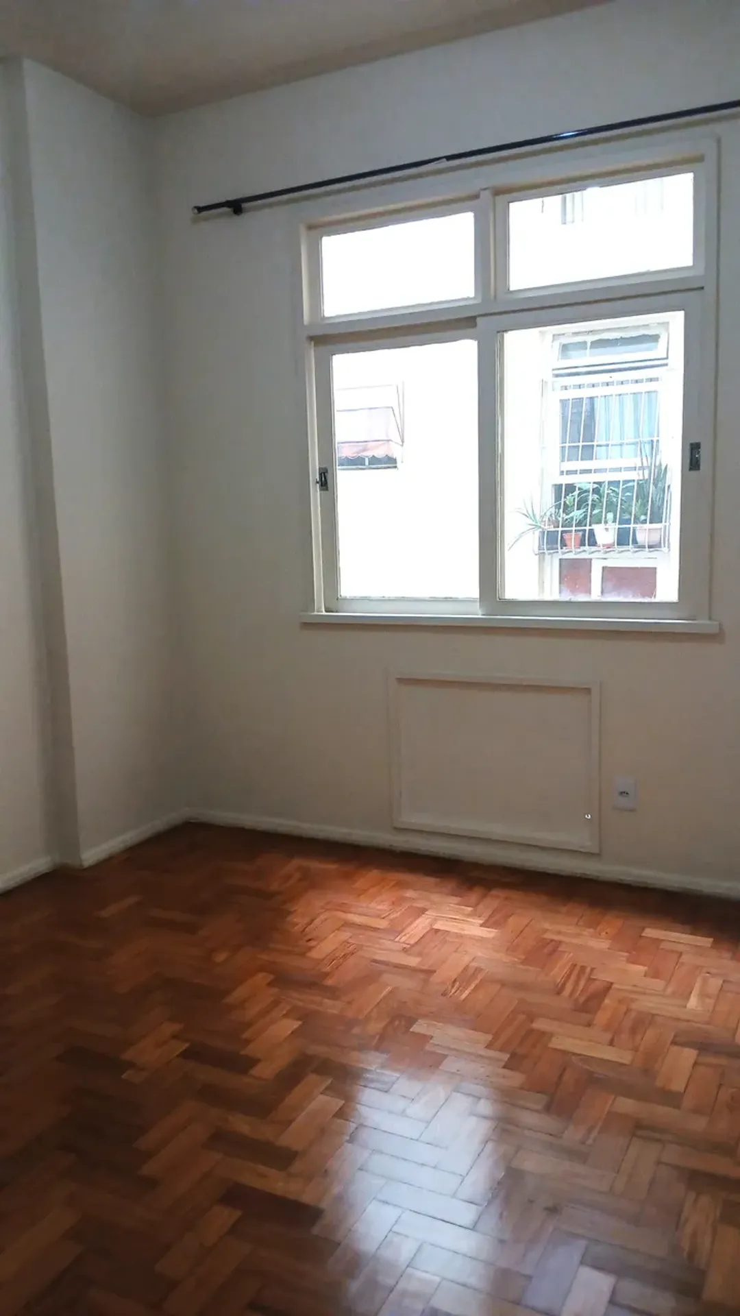 Walk-in closet in a one-bedroom apartment, 45 m² — photo 8
