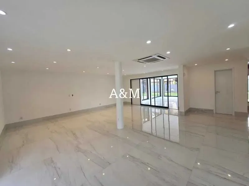 Casa com 4 quartos e 5 banheiros, 4 vagas