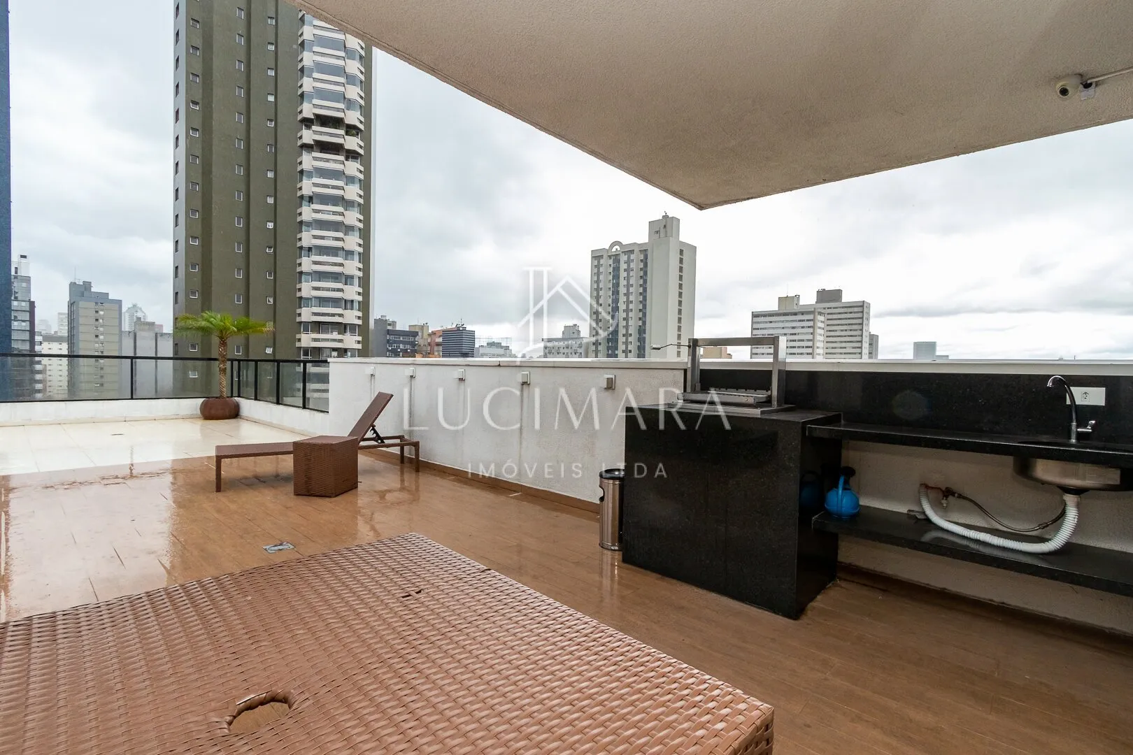 Furnished 1-bedroom apartment with open-plan kitchen — photo 31