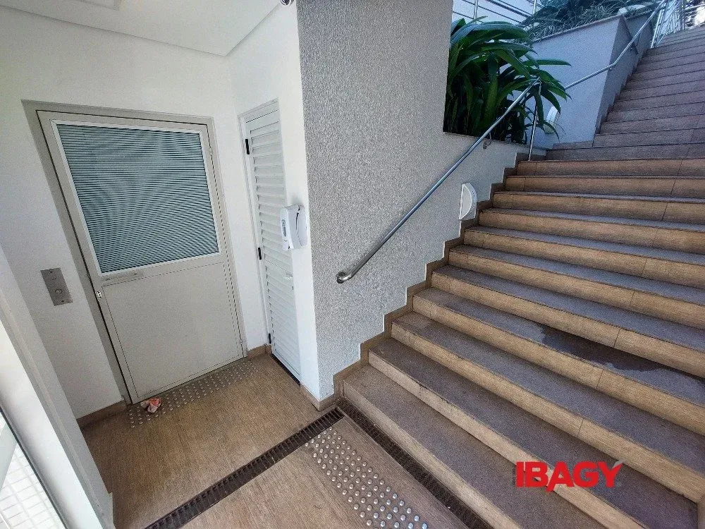 Balcony with a grill in a one-bedroom apartment, 39 m² — photo 34