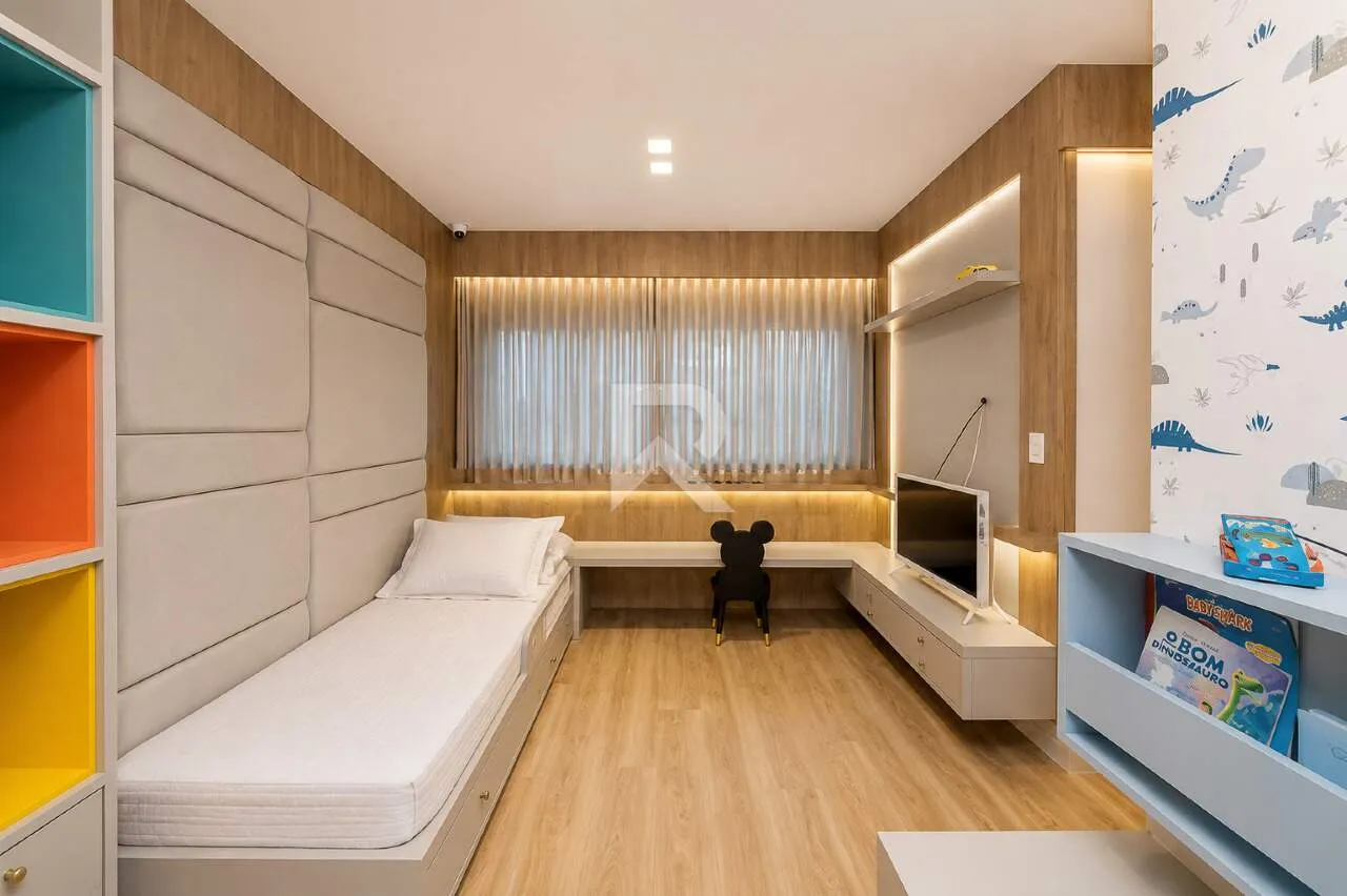 Furnished 635 m² house with 4 en-suite bedrooms and parking — photo 24