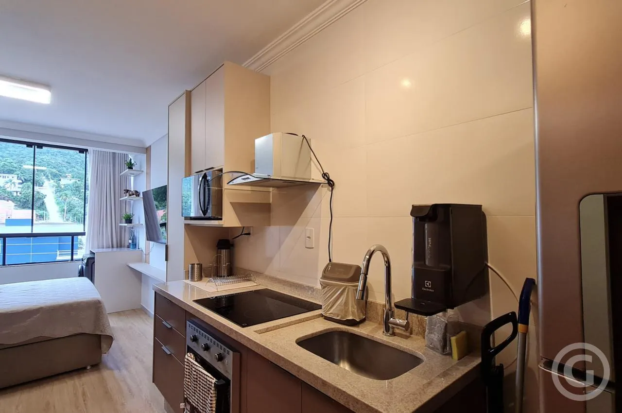 Furnished 1-bedroom apartment with open-plan kitchen — photo 5