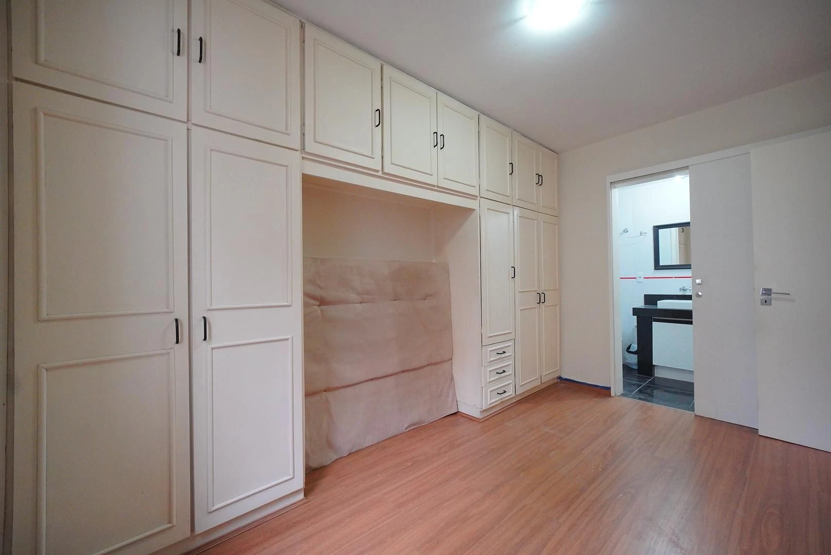 Wood or laminate floors in a one-bedroom apartment, 48 m² — photo 4