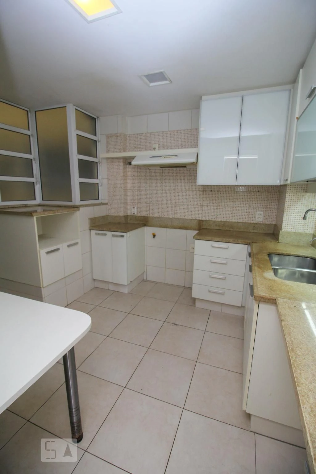 3-bedroom apartment with a home office — photo 2