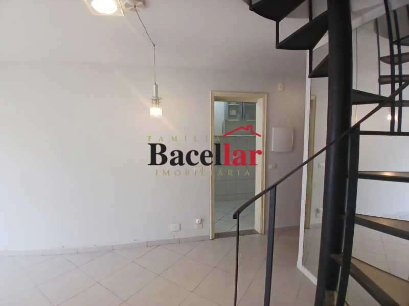 Top-floor apartment with 2 bedrooms and 2 baths, 122 m² — photo 17