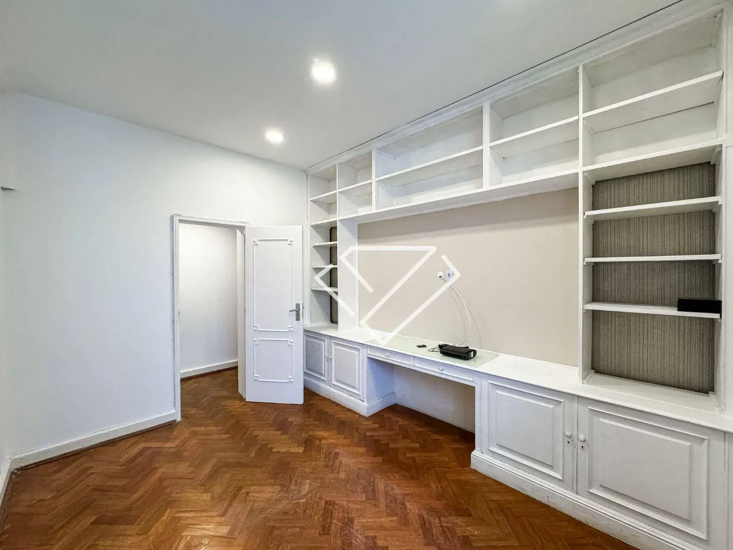 Home office in a 3-bedroom apartment, 189 m² — photo 26