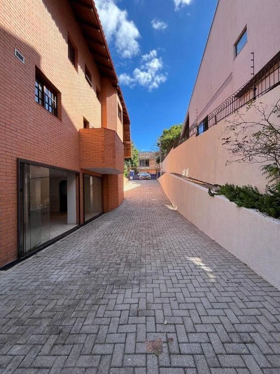 House with 3 en-suite bedrooms and a balcony, 450 m² — photo 32