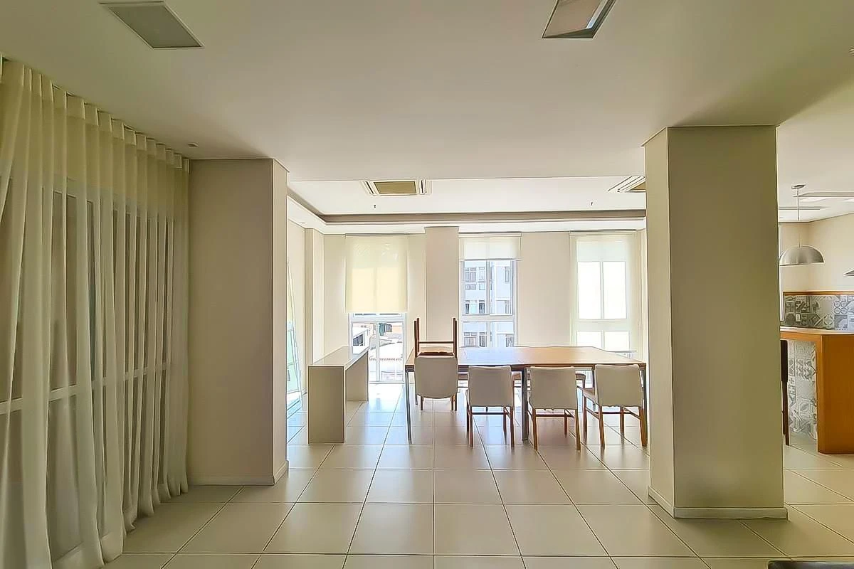 Balcony with a grill in a 2-bedroom apartment, 60 m² — photo 79