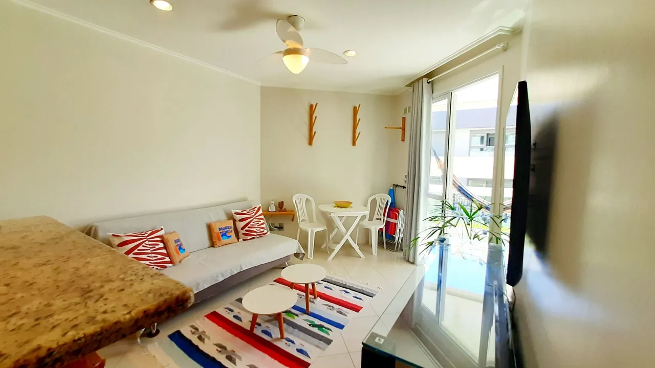 Furnished 1-bedroom apartment with open-plan kitchen
