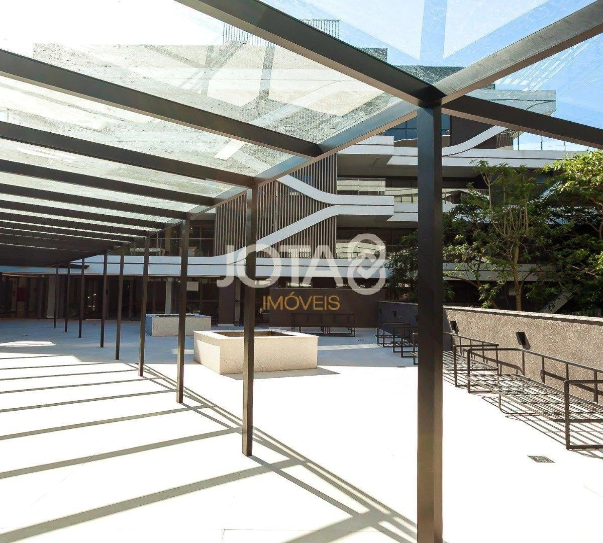 Balcony with a grill in a 3-bedroom apartment, 143 m² — photo 29