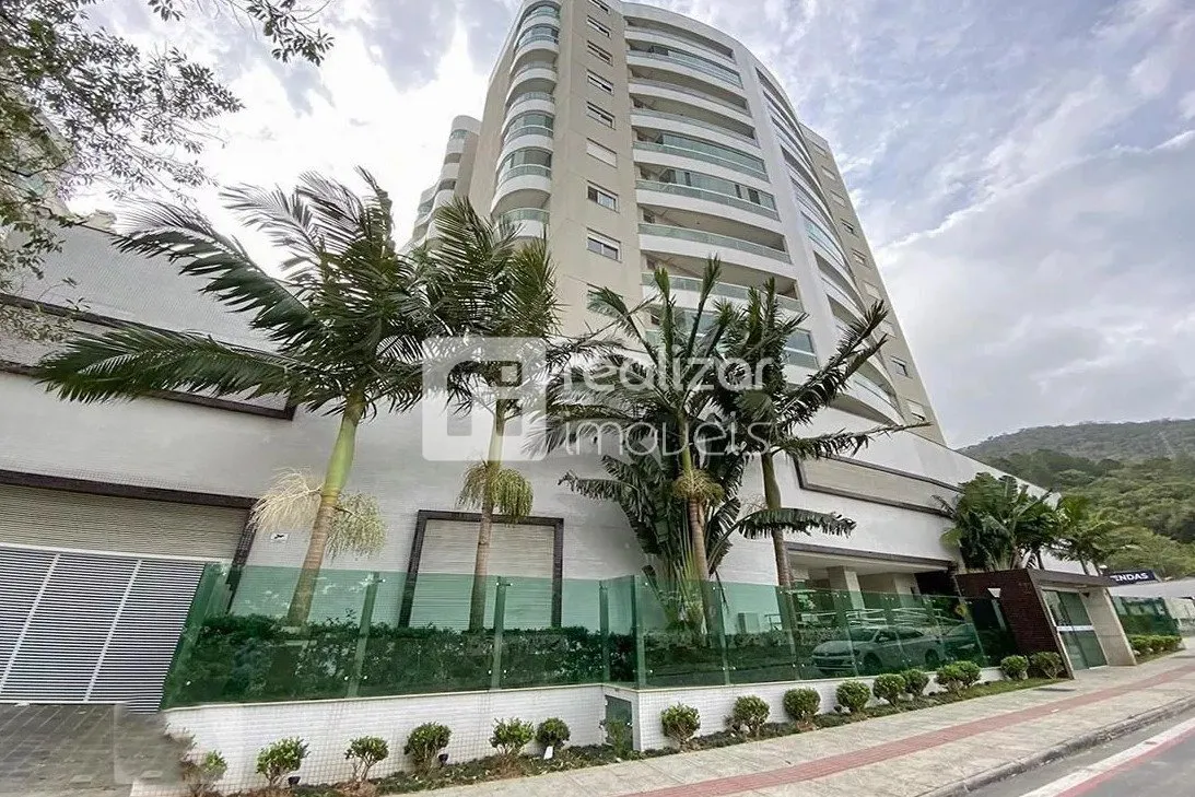 4-bedroom apartment in a building with a pool — photo 27