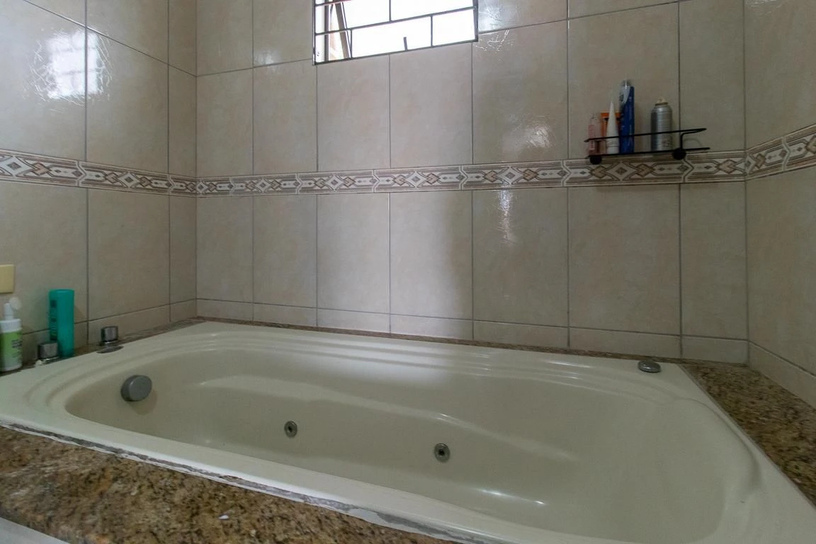 3-bedroom house with a bathtub in Curitiba — photo 46