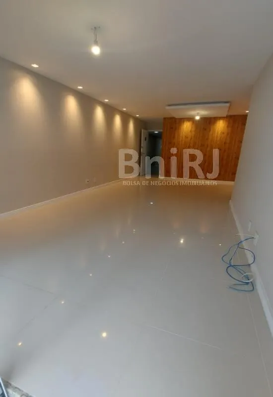 3-bedroom apartment in a building with a pool — photo 7