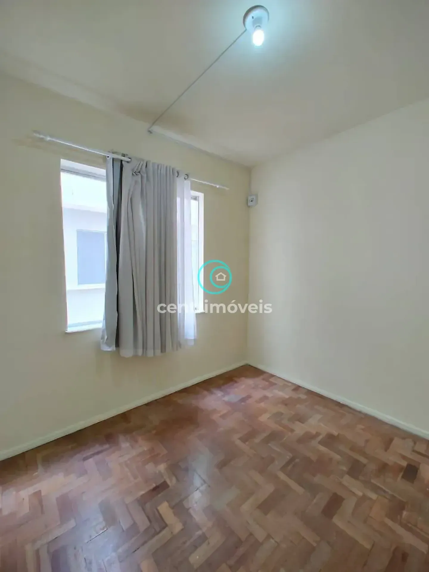 Wood or laminate floors in a one-bedroom apartment, 52 m² — photo 28