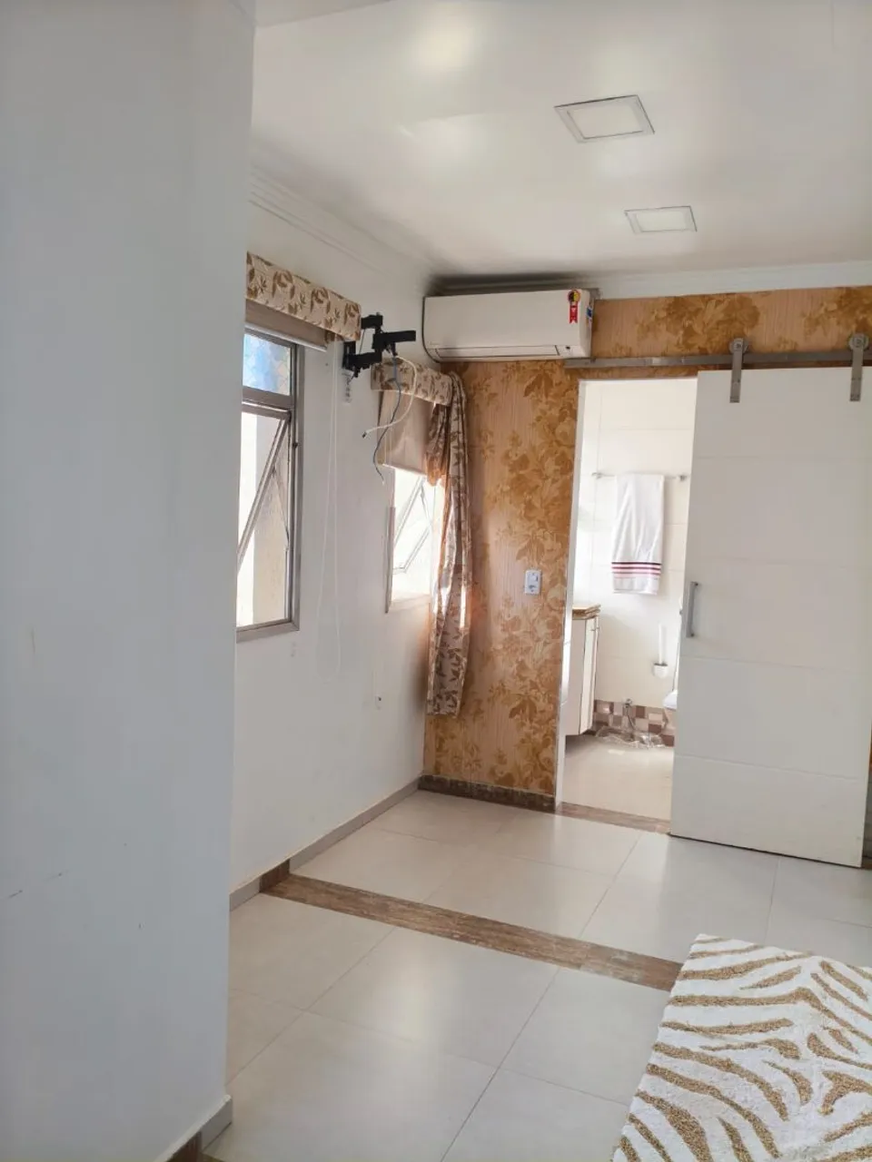 3-bedroom house with a bathtub