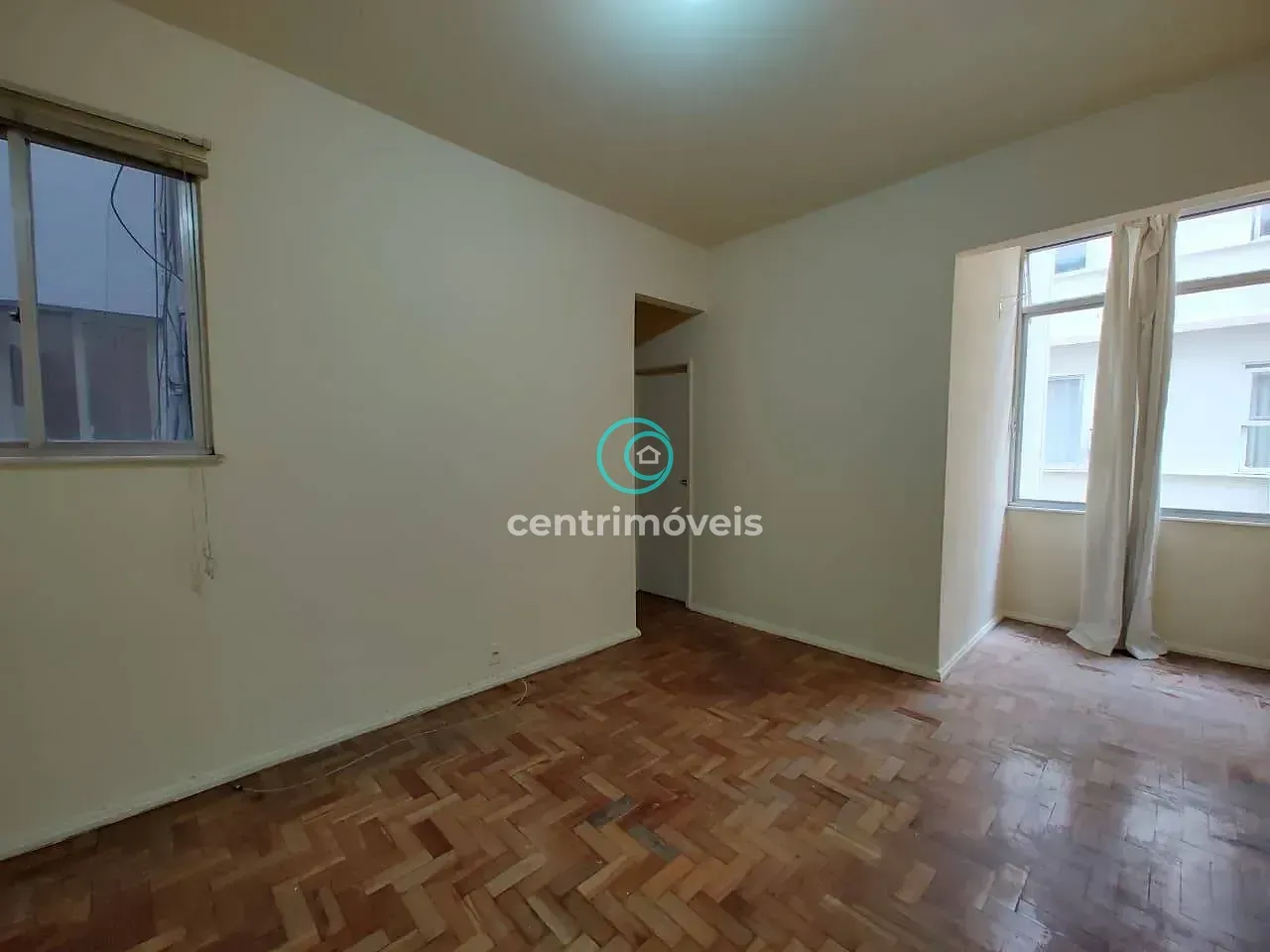Wood or laminate floors in a one-bedroom apartment, 52 m² — photo 19
