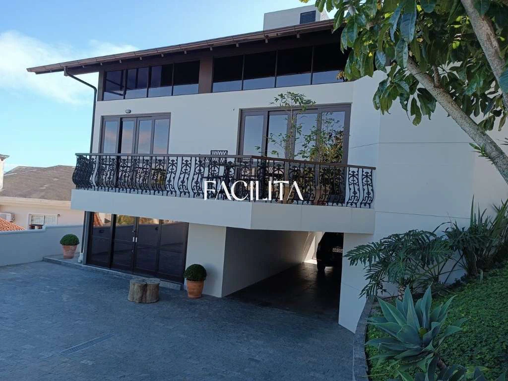 Casa com 4 suítes e 6 vagas, 473 m² com churrasqueia