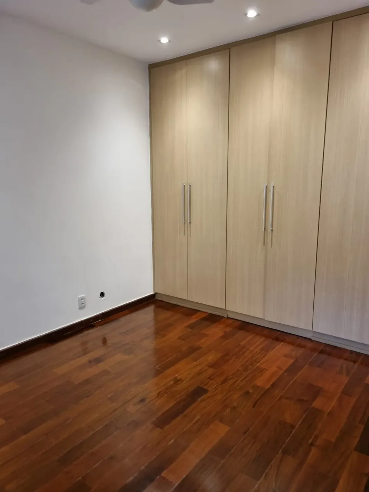 Walk-in closet in a 4-bedroom apartment, 185 m² — photo 4