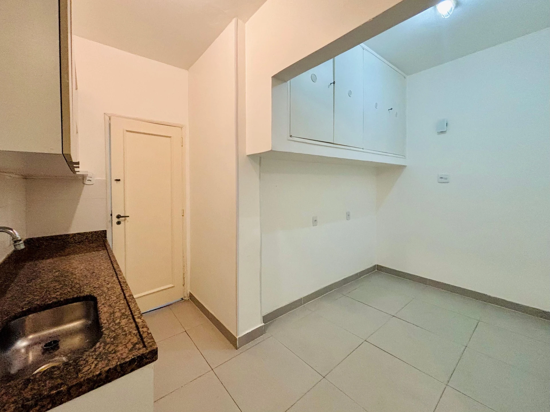 Wood or laminate floors in a 3-bedroom apartment, 110 m² — photo 6