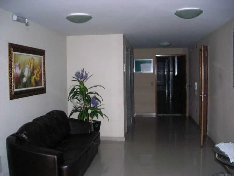 One-bedroom apartment in a building with a gym — photo 14