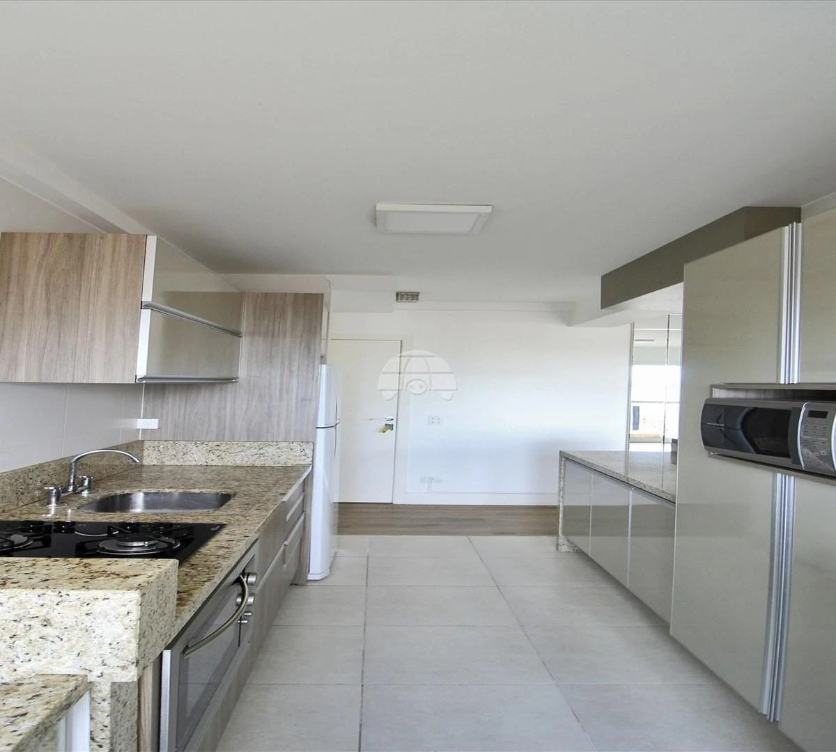 Balcony with a grill in a 2-bedroom apartment, 72 m² — photo 6