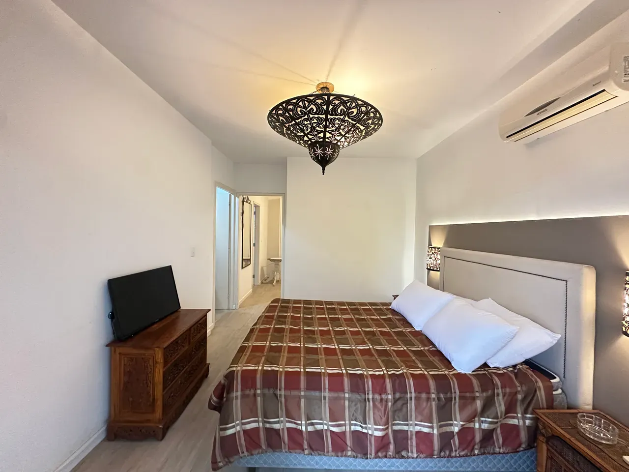 Casa de 320 m² com janelas do piso ao teto e lareira — photo 28