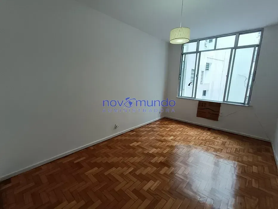 Wood or laminate floors in a 3-bedroom apartment, 198 m² — photo 11