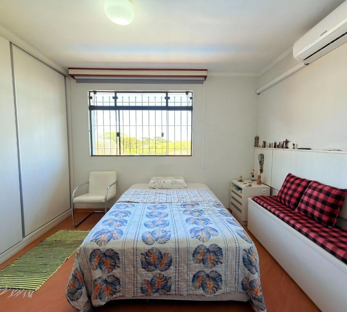 4-bedroom house with a bathtub in Curitiba — photo 28