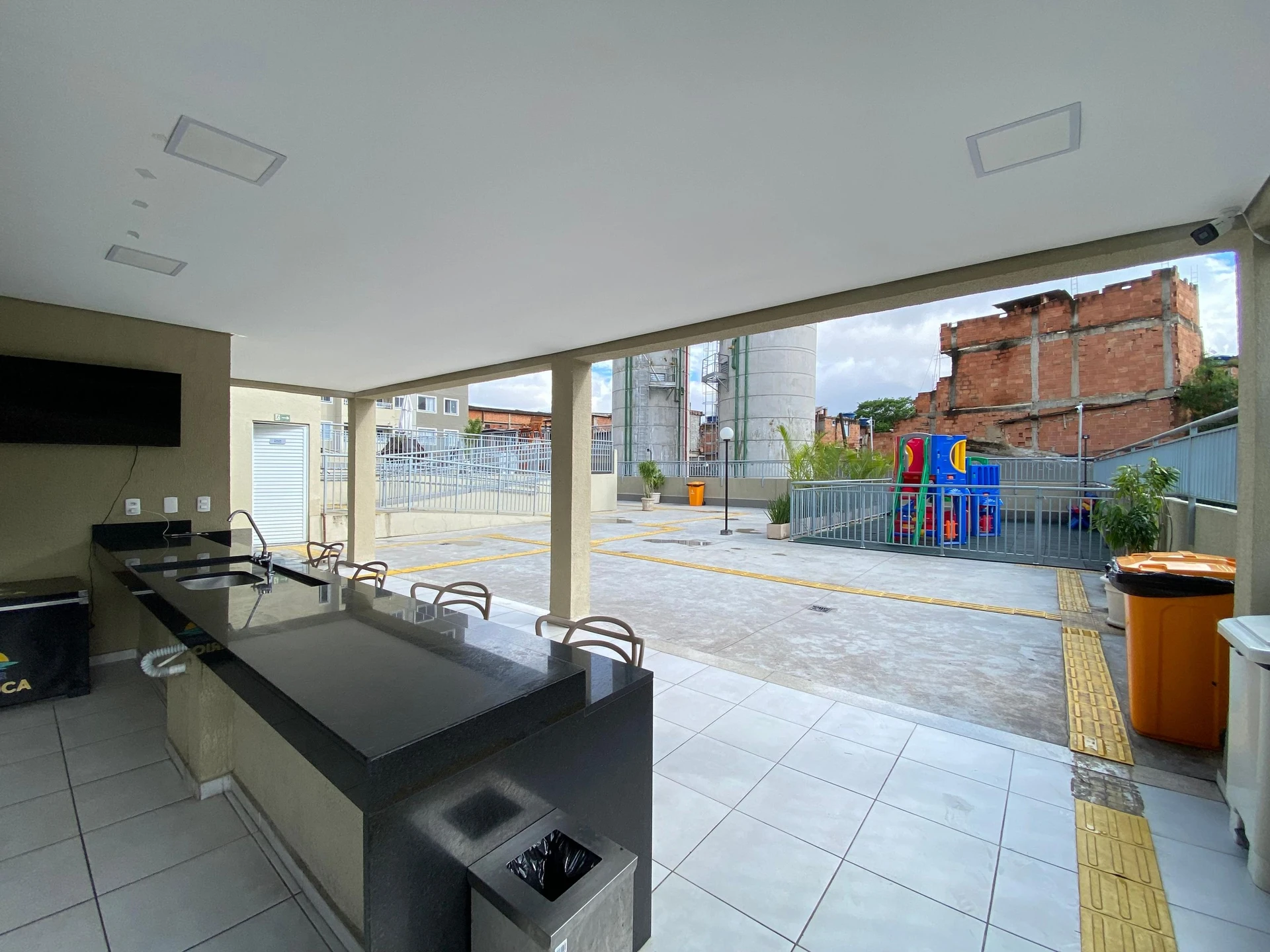 One-bedroom apartment with a grill on the balcony — photo 60