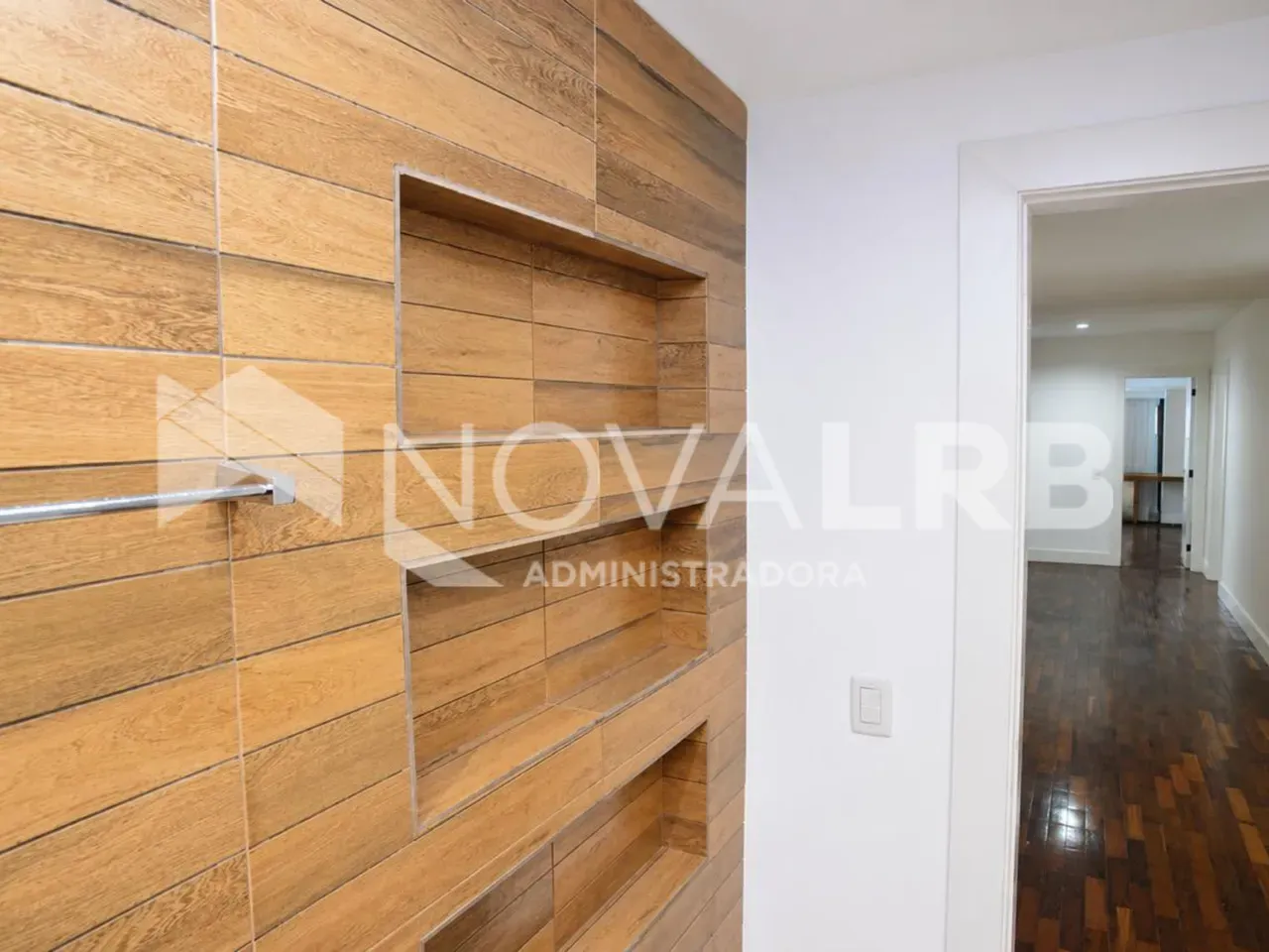 4-bedroom apartment with enclosed glass balcony — photo 58