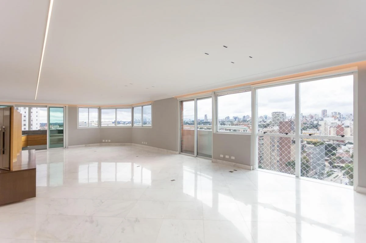 Glass-enclosed balcony in a 3-bedroom apartment, 297 m²