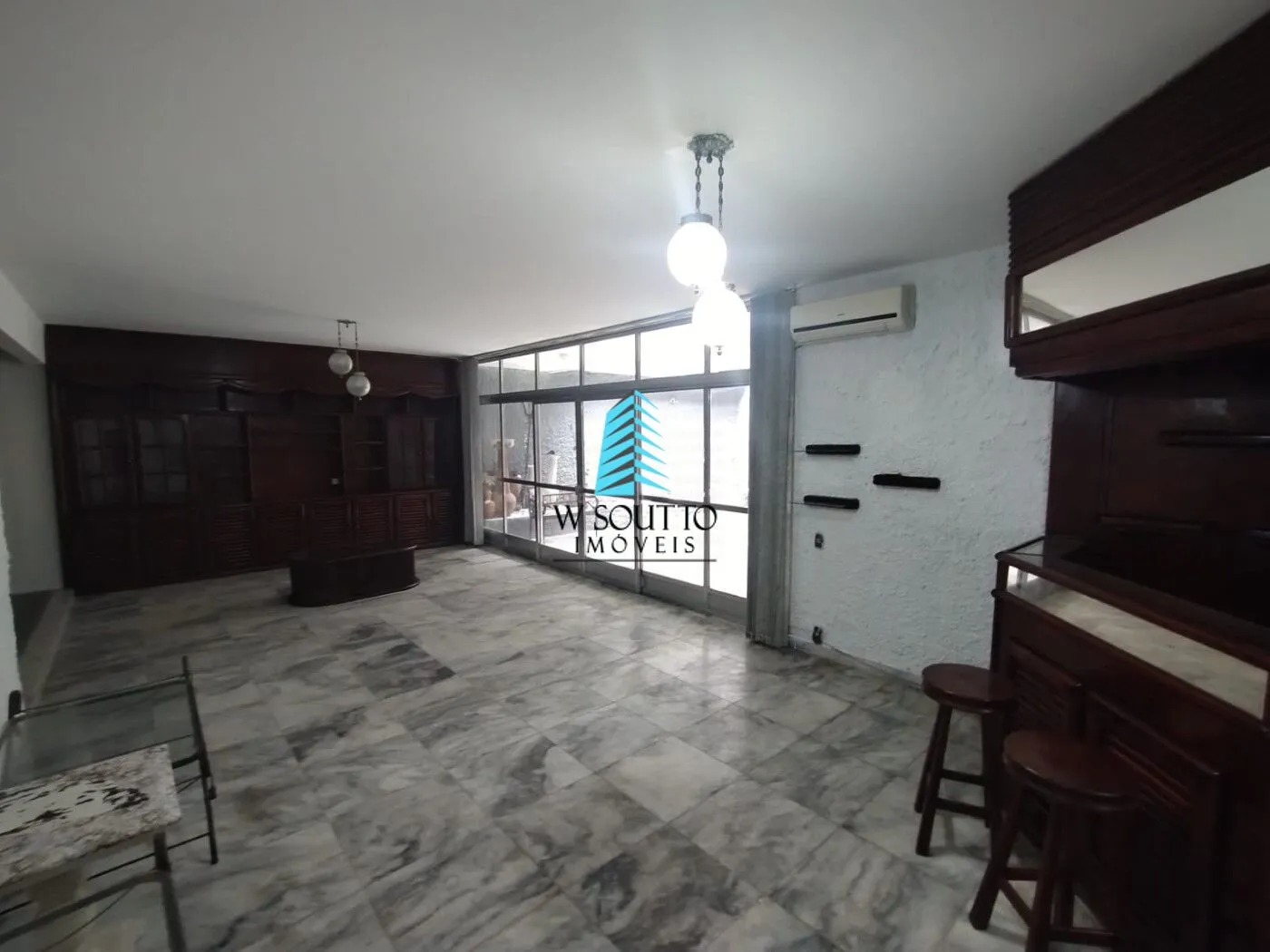 290 m² house with a home office and a walk-in closet