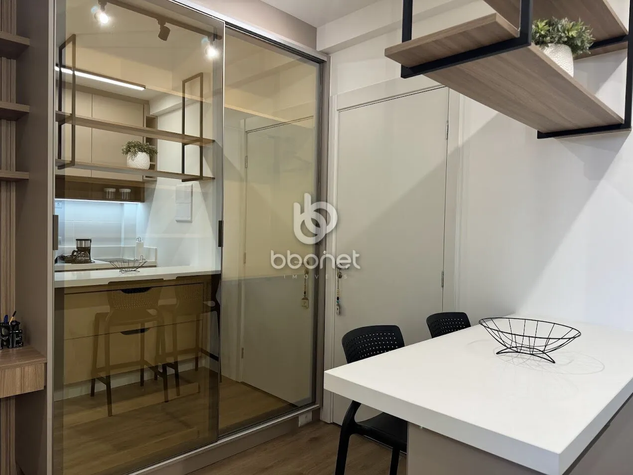 Furnished 1-bedroom apartment with glass balcony — photo 7